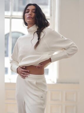 Alo Waffle Weekend Escape Mock Neck Sweater and Jogger Set, lvory XS